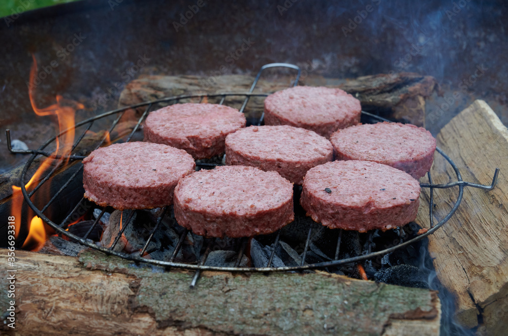 Burger Buns vegetarisch auf Holzkohle Grill grillen mit Feuer im Sommer Burger Buns vegetarisch auf Holzkohle Grill grillen mit Feuer im Sommer