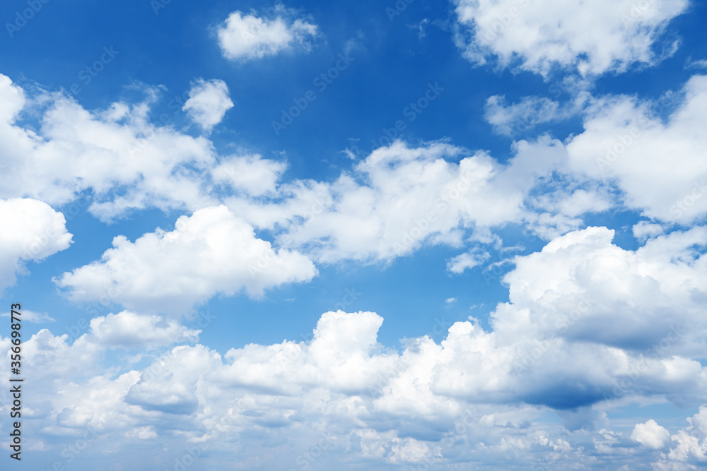 Naklejka premium Sky with white fluffy clouds