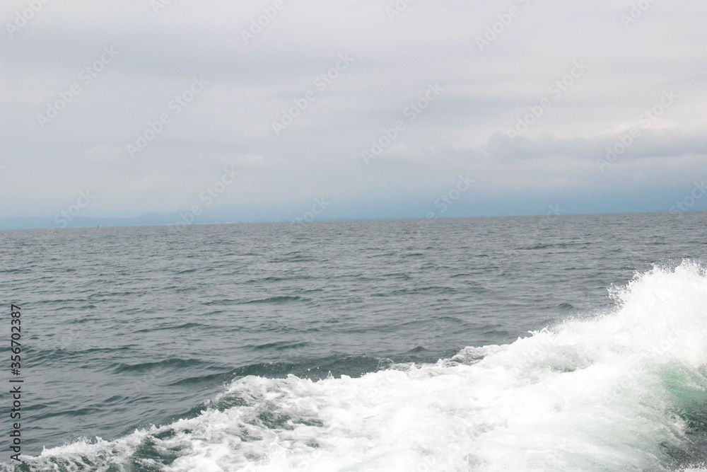 Fototapeta premium 山をバックに大海原が広がっています。