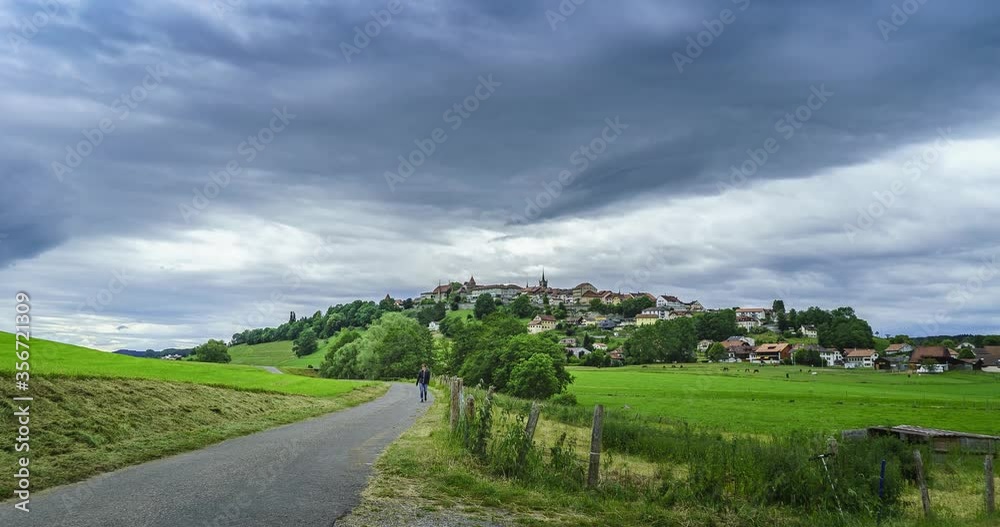 Timelapse de nuages noirs au-dessus de la ville médiévale de Romont perchée sur sa colline avant la pluie