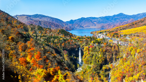 日光国立公園、紅葉に染まる中禅寺湖と華厳の滝の俯瞰