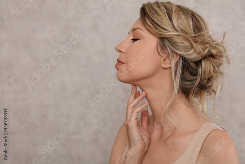 Fotografie Woman thyroid gland control. Face contour lifting treatment