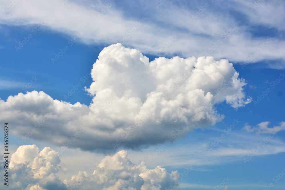 Naklejka premium Blue sky with clouds closeup. nature wallpaper, cloudscape background