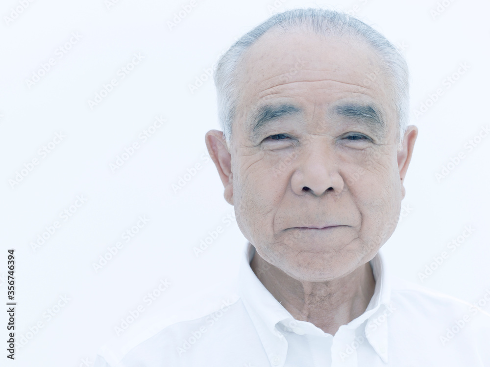ほほえむシニアの男性 ほほえむシニアの男性