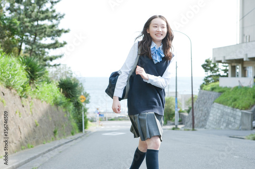 通学途中の女子高生 photo