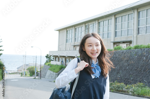 通学途中の女子高生 photo