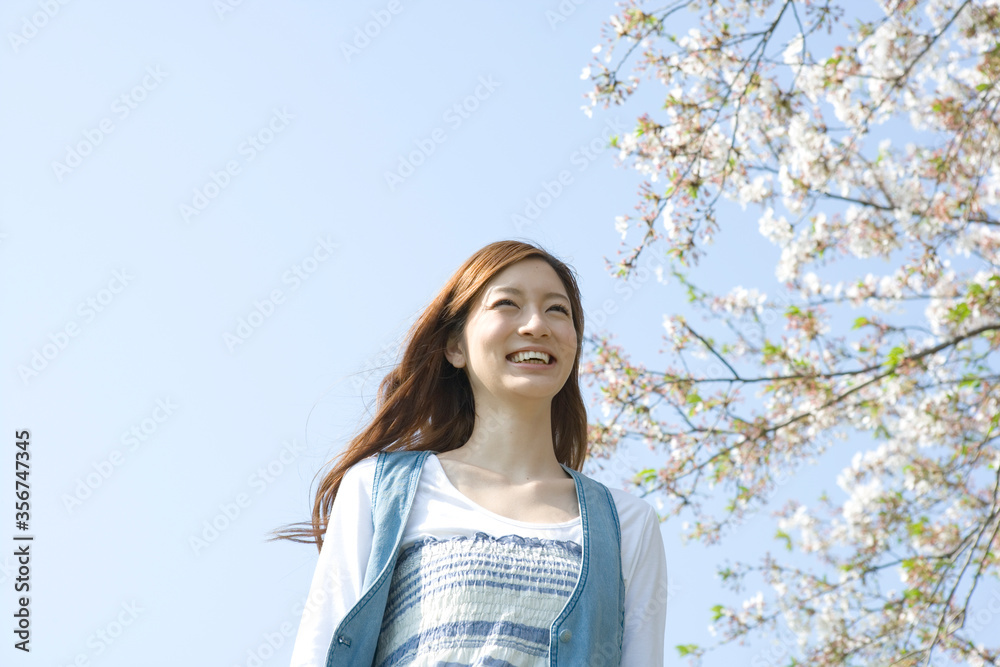 サクラと女性 サクラと女性