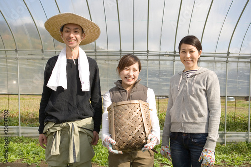 農作業をする男女