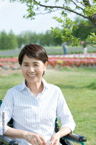 散歩をする車いすの60代女性