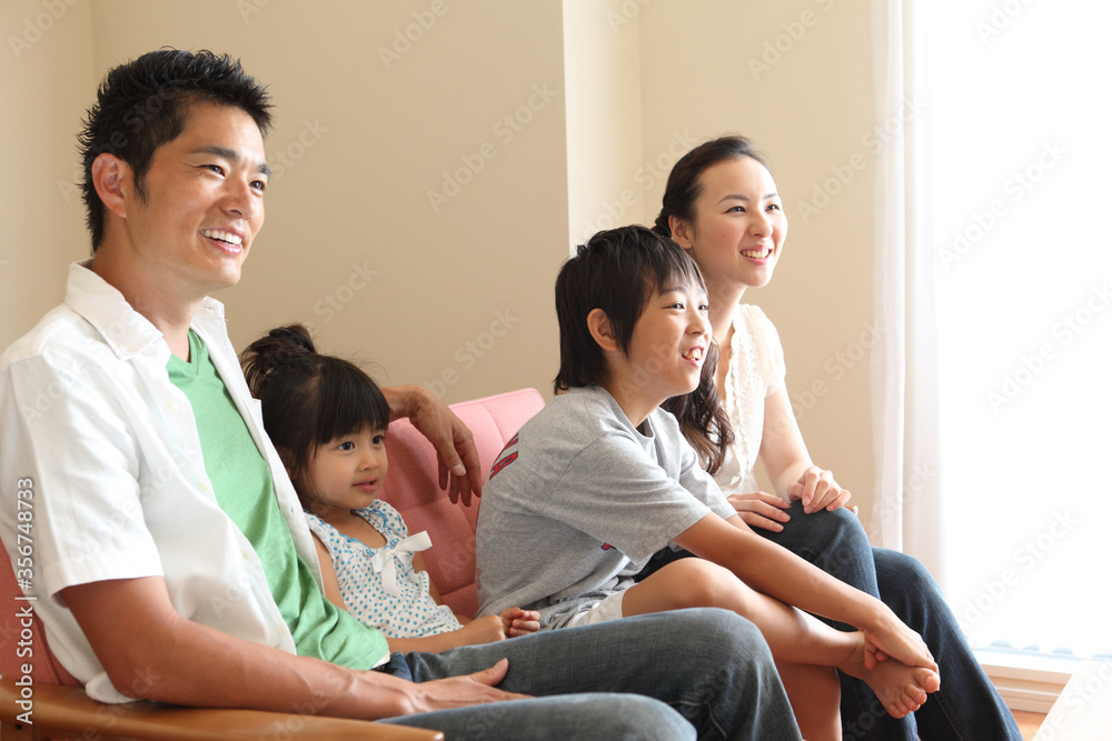 ソファーでくつろぐ家族4人 ソファーでくつろぐ家族4人