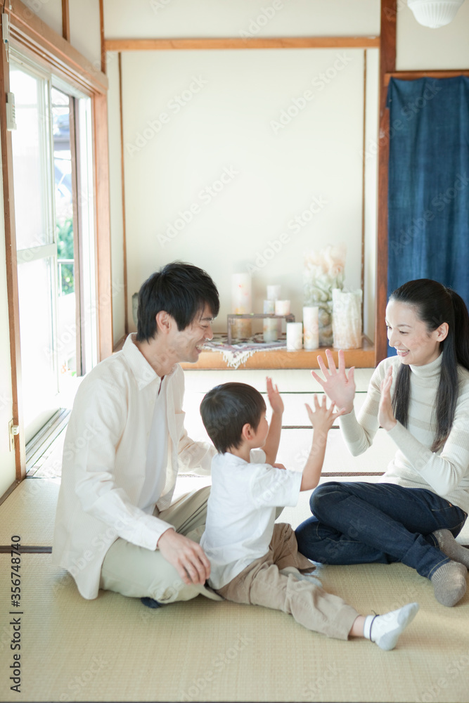 部屋でくつろぐ家族3人