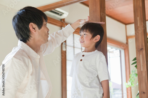 身長を測る父と子