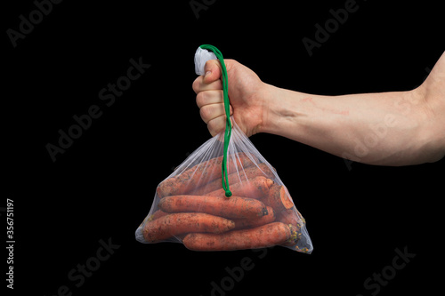 Carrots in a reusable mesh bag. Organic carrots grown by organic farming. Concept zero waste stop plastic bags © Викентий Елизаров