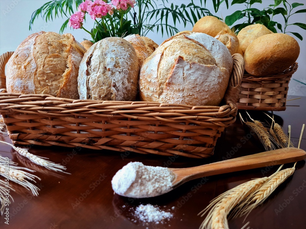 Delicious artisan breads of natural fermentation, crunchy on the outside and soft on the inside, ideal for a beautiful breakfast, snacks and family moments.