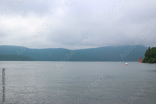 霧に包まれた山と海の中を、船は進む。