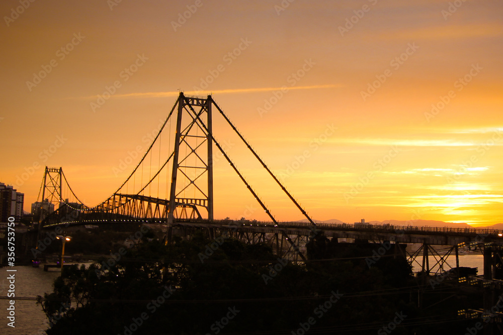 Ponte Hercílio Luz ao final de tarde