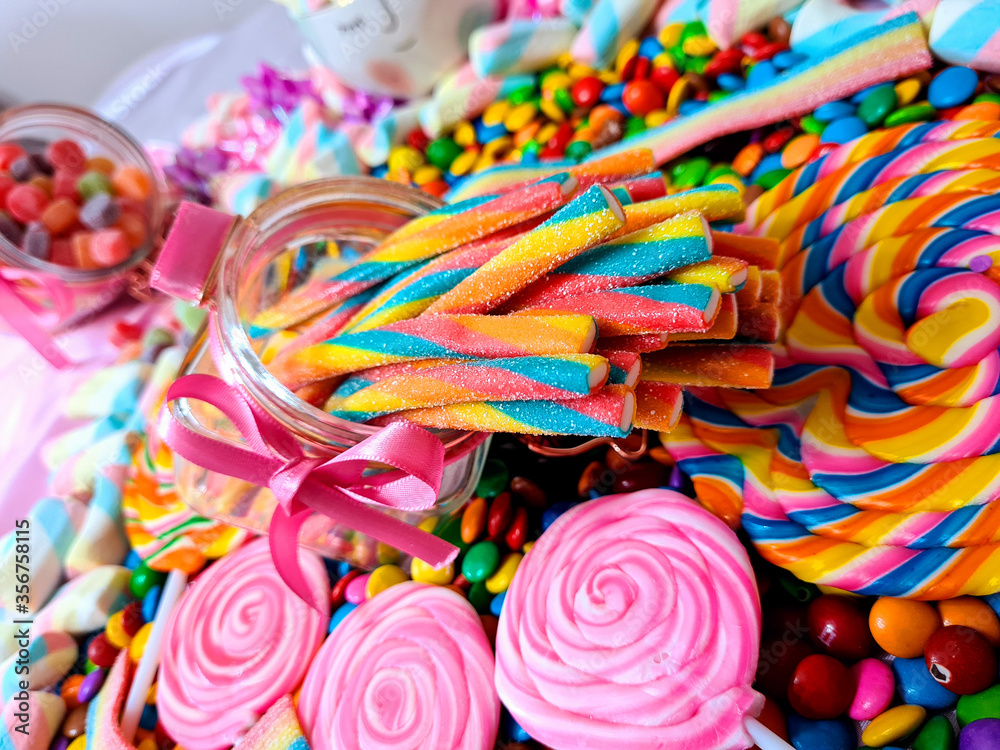 Sweet and colorful sticks that, besides being beautiful and perfect to complete a table of sweets, are delicious.