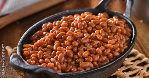 Tableau sur toile baked beans in cast iron skillet