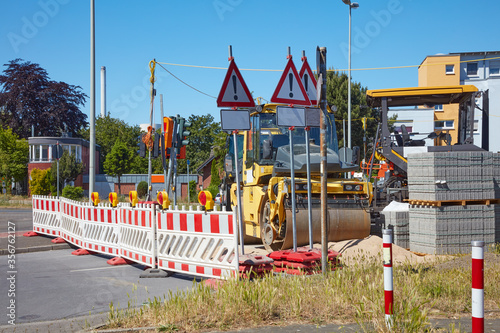Abgesperrte Baustelle mit Baumaschinen an einer Strassenkreuzung.