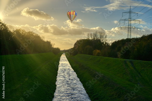 Emscher mit Heißluftballon
 photo