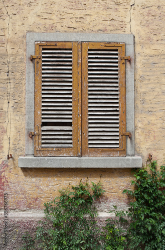 ALTE Fassade mit alten geschlossenen Schlagl  den in gelb