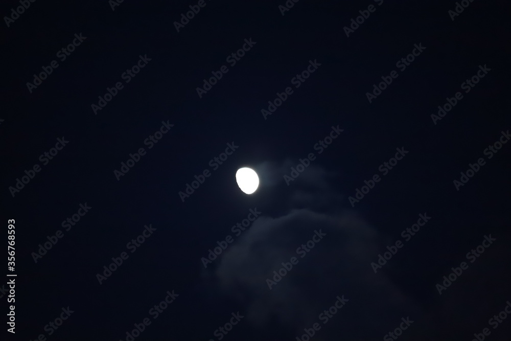 lune dans la nuit 