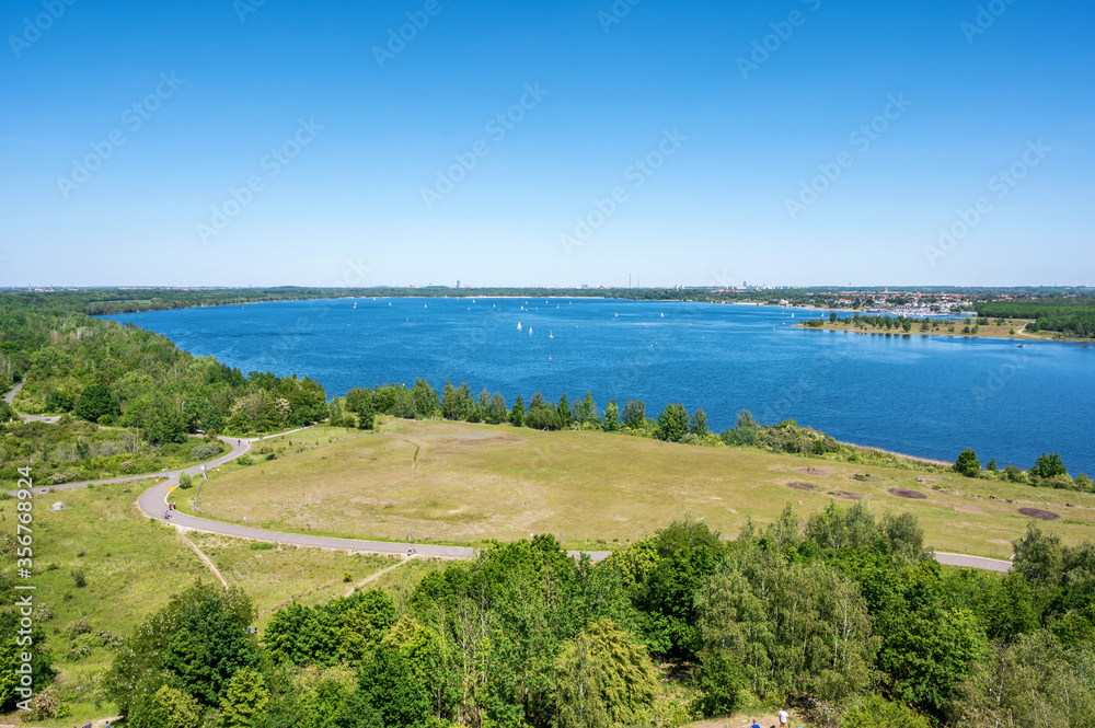 Blick über das Leipziger Neuseenland mit Sicht auf den Cospudener See