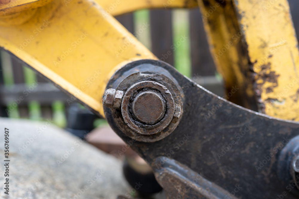 Details von einem gelben Minibagger auf einer Baustelle Details von einem gelben Minibagger auf einer Baustelle