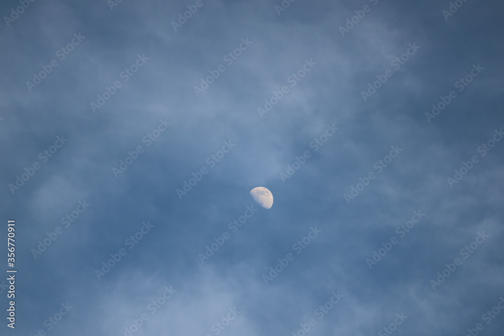 lune dans la nuit lune dans la nuit