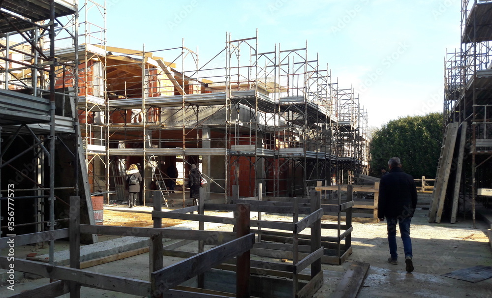 Lavori in corso nel cantiere edile in estate - business Lavori in corso nel cantiere edile in estate - business