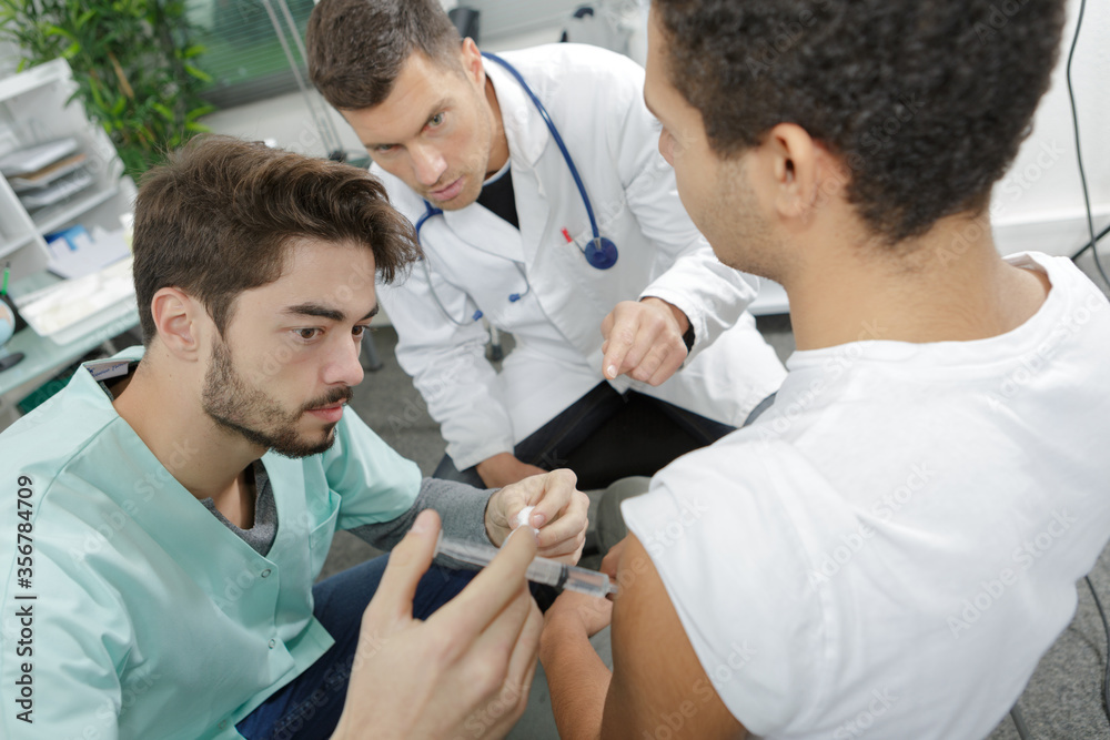Obraz premium intern giving vaccine to the patient