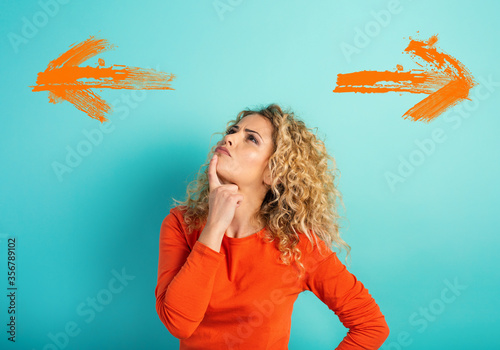 Cuadro en lienzo Confused woman have to choose the right arrow to follow