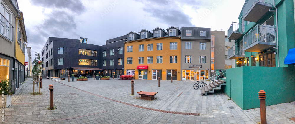 REYKJAVIK, ICELAND - AUGUST 11, 2019: City streets at summer sunset with tourists - obrazy, fototapety, plakaty 