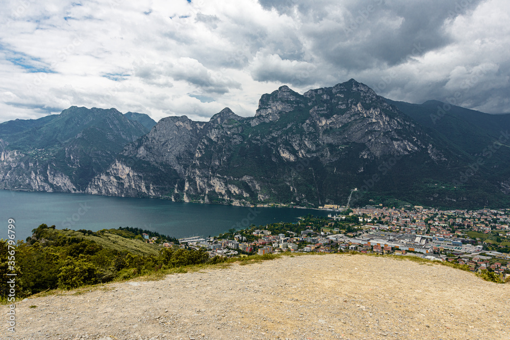 Ausblick vom Monte Brione zwischen Torbole und Riva 