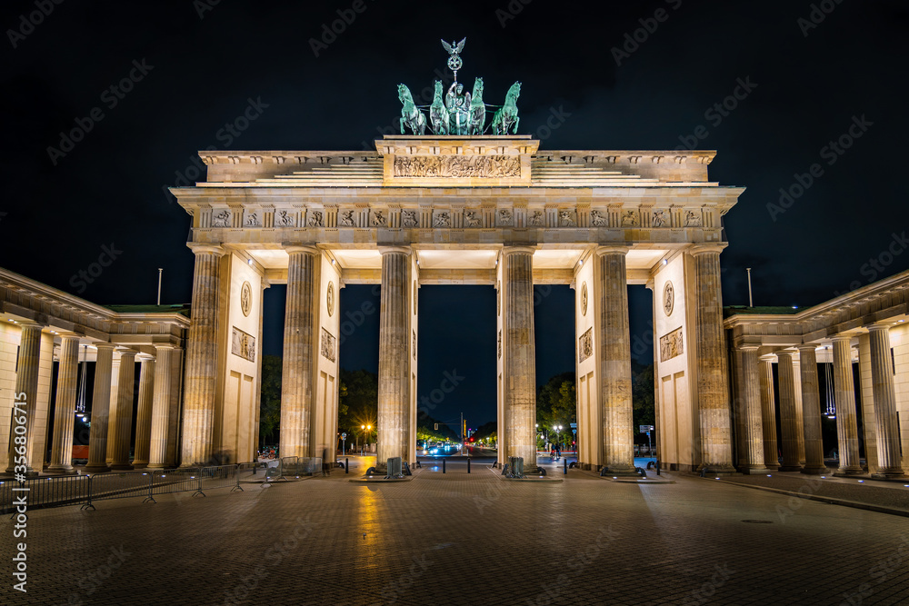 Obraz premium Berlin, Niemcy, historyczny punkt orientacyjny Brama Brandenburska w nocy