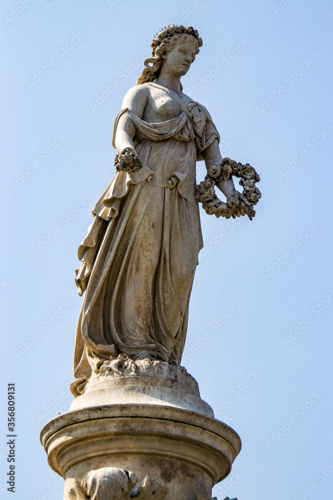 Obraz premium The closeup image of Flora Fountain It was built in 1864 at the Hutatma Chowk (Martyr's Square), is an ornamentally sculpted architectural heritage monument located in South Mumbai india. 