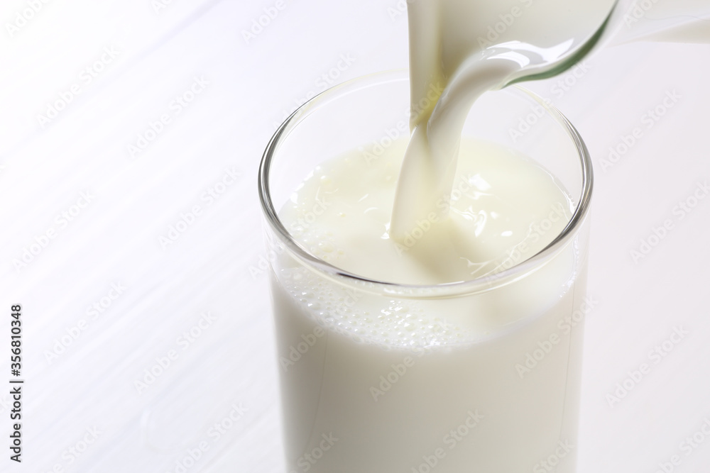 牛乳を注ぐ