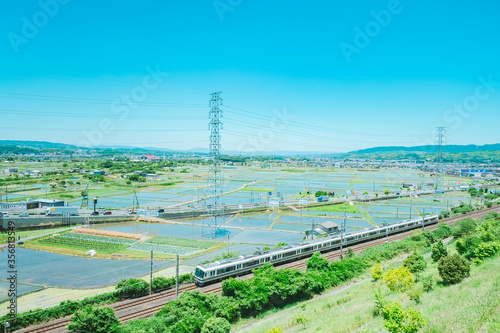 水田と鉄道のある風景　市街地　京都府木津川市　初夏