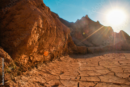 Hermoso viaje al desierto, vistas increibles llenas de arena sal, sol y cielo azul. photo