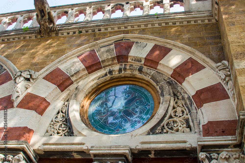 Φωτογραφία the rounded glass window as building’s embellishments of train station Chhatrapati Shivaji Maharaj Terminus Mumbai India, a historic terminal train station and UNESCO World Heritage Site