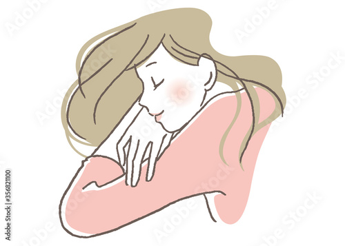 腕を組んで目を閉じる女性