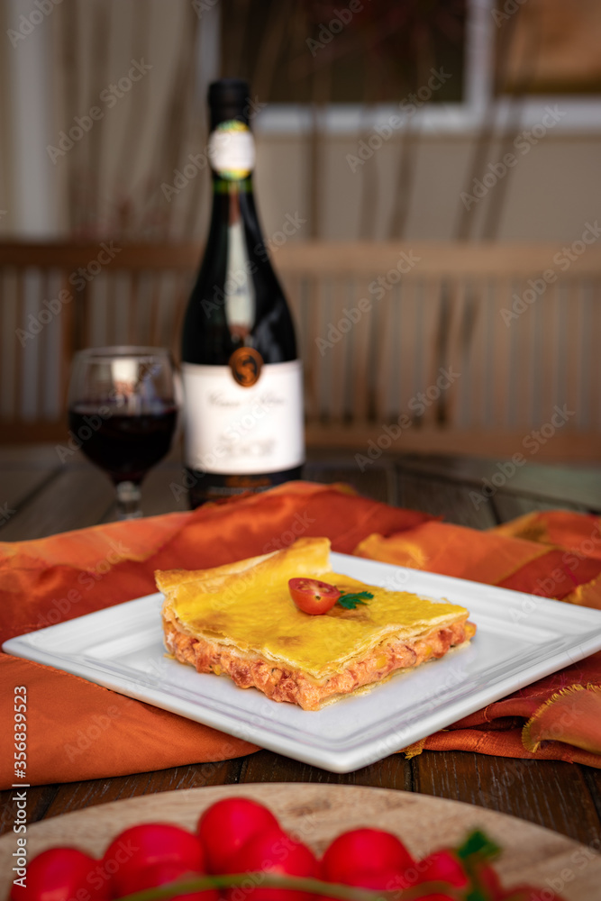Torta de frango com milho e tomate, empadão Torta de frango com milho e tomate, empadão