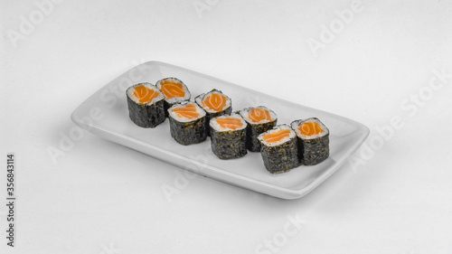 Porção de sushi hossomaki com salmão photo