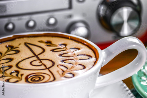 close-up em xícara de café enfeitado com notas musicais photo