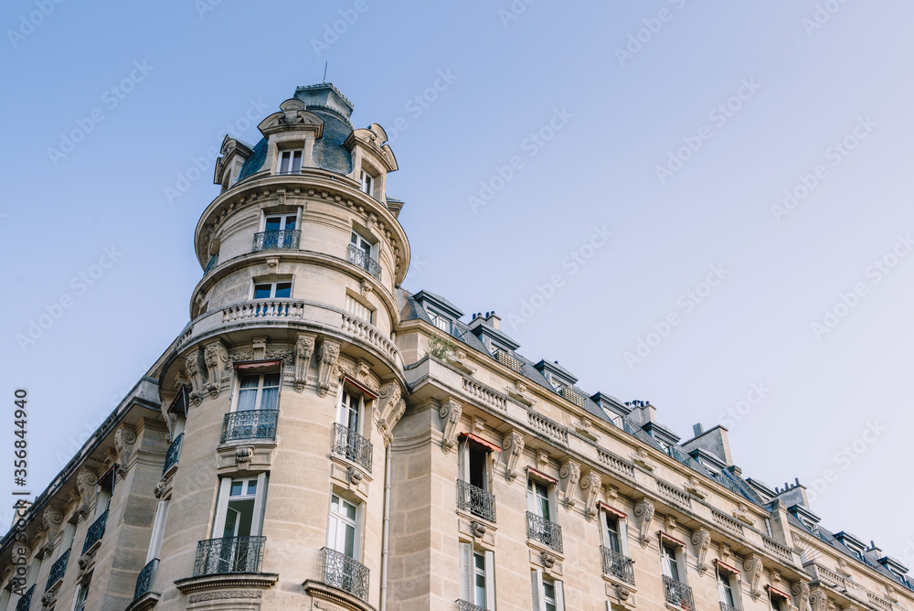 Fototapeta premium Rooftop and facade of the parisian apartment building on a beautiful day
