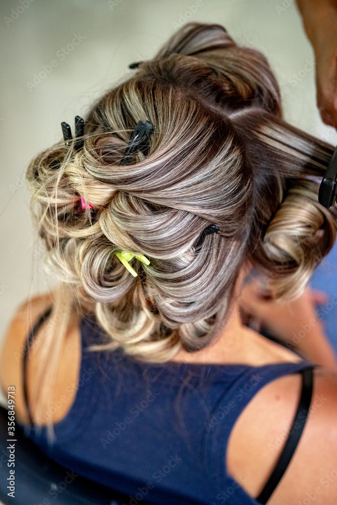 Naklejka premium Mulher tendo seu cabelo pintando e penteado no salão de beleza