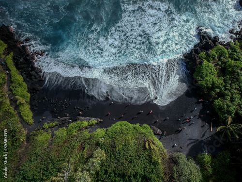 Black sand beach auf Maui (Hawaii)