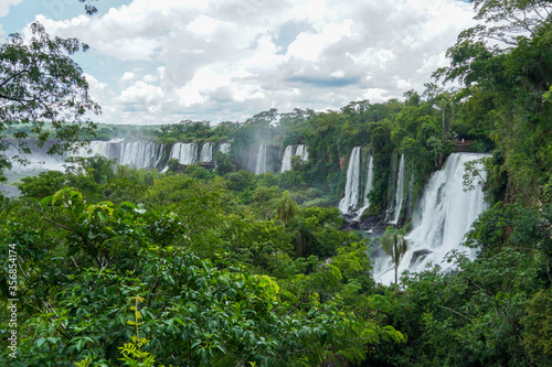 Iguazo Falls zwischen Argentinien und Brasilien photo