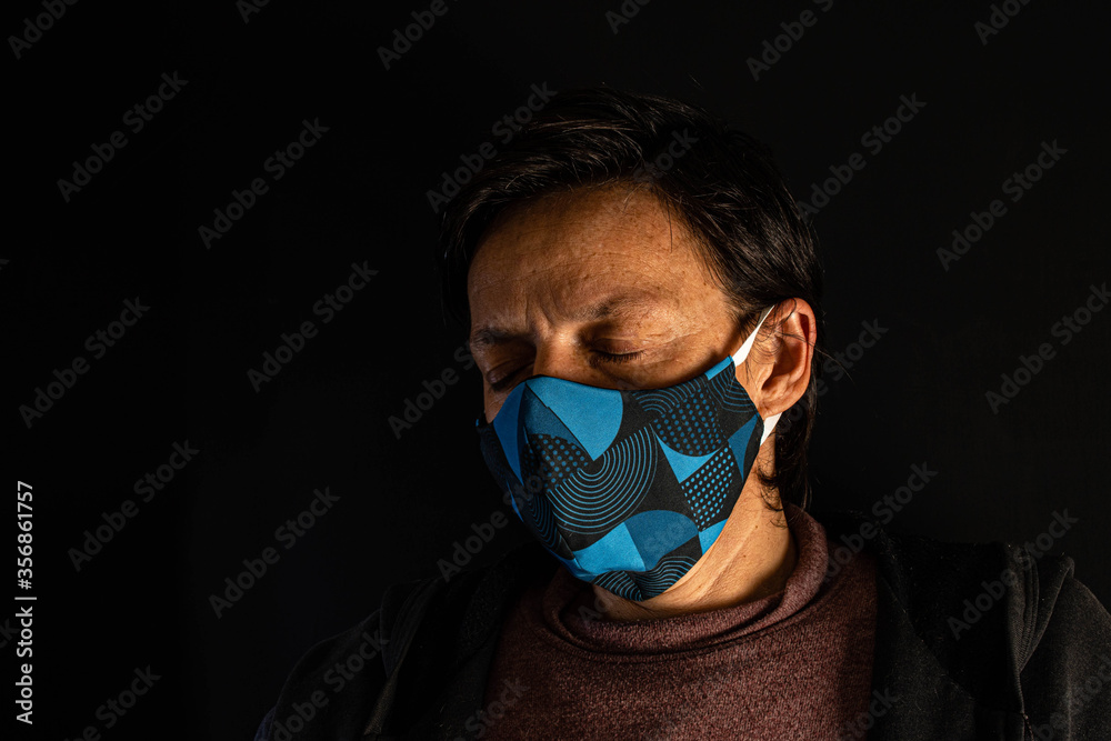 gesto de persona con barbijo en fondo negro gesto de persona con barbijo en fondo negro
