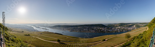 Panorama vom Niederwalddenkmal oberhalb Rüdesheims. Es schweift der Blick über den Rhein von Mainz nach Bingen. 